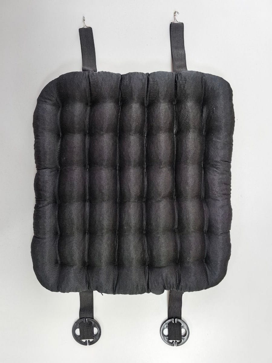 снимок Подушка автомобильная на сиденье "АВТО-БИО" черная 50*45 с креплением от магазина BIO-TEXTILES ОПТ